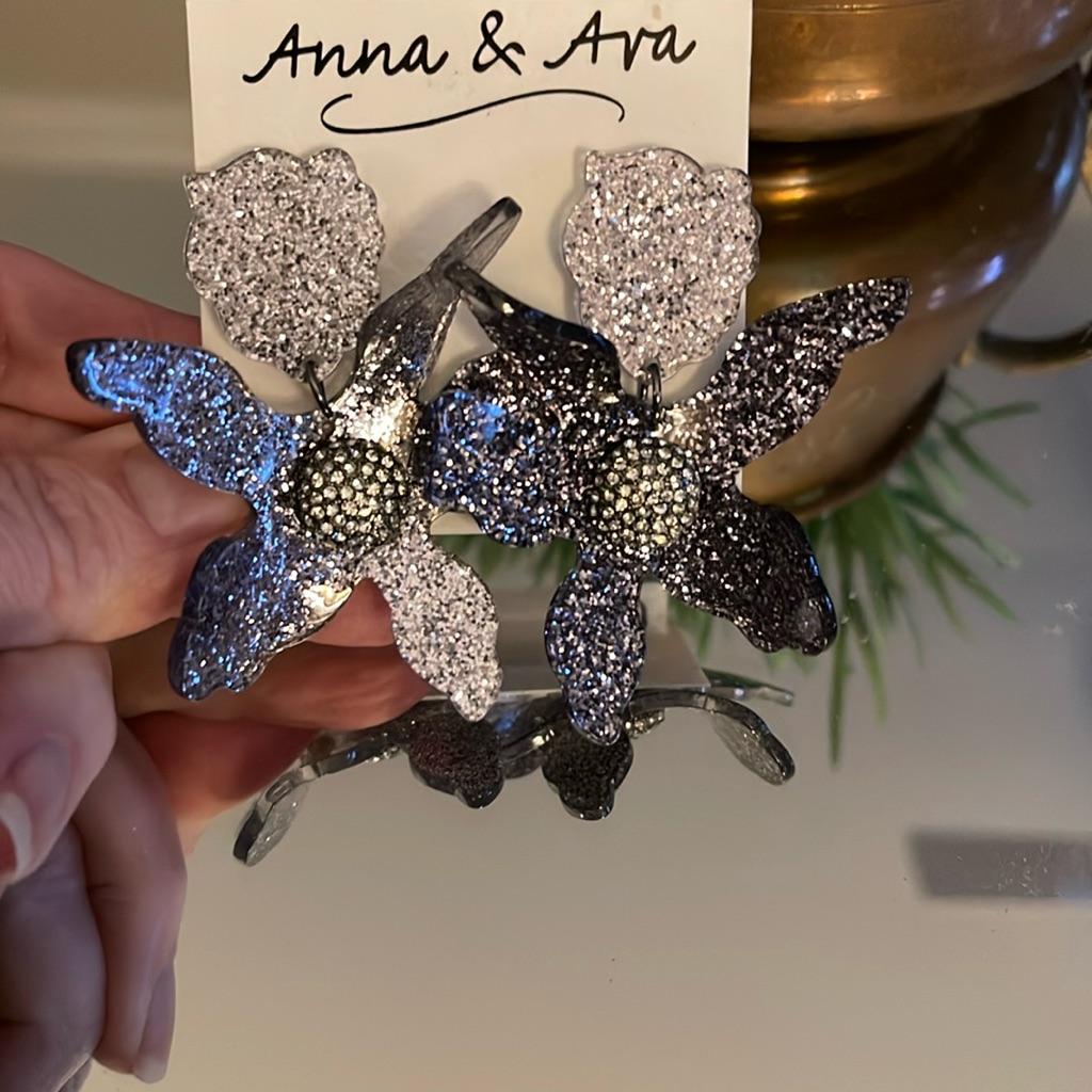 New Anna Ava Flower Drop Earrings 29$